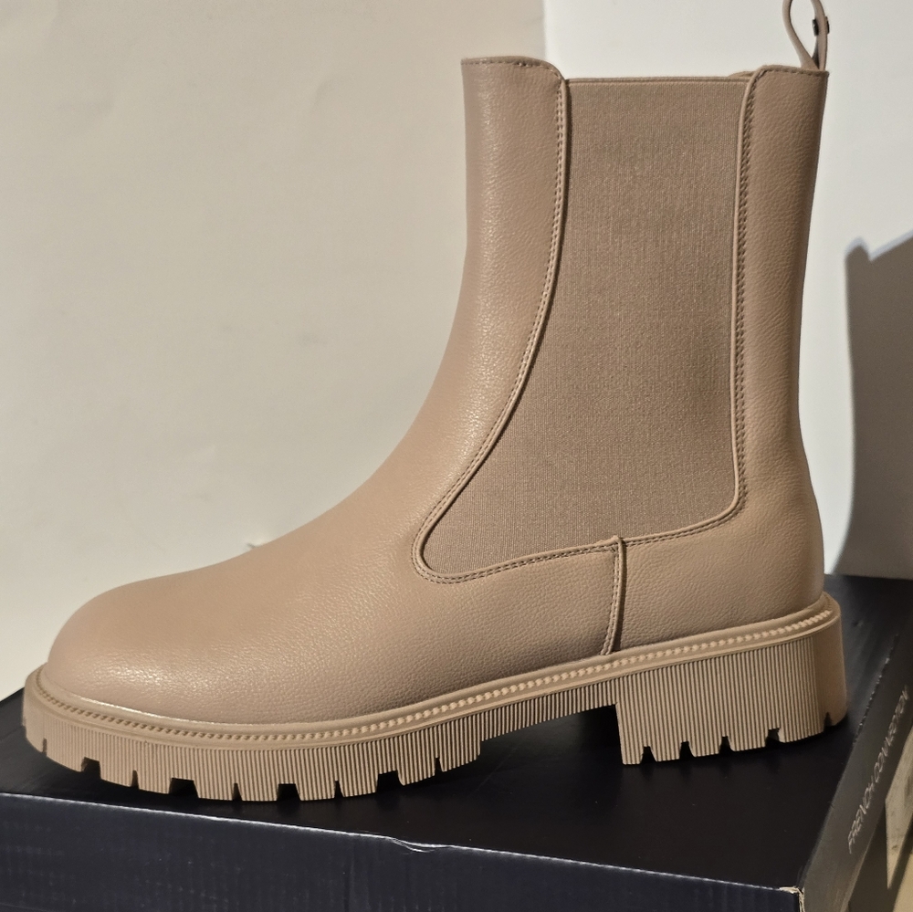 French Connection Women's Reyah Chelsea Lug Sole Boots, Size 8.5. Taupe color.F - Picture 2 of 12